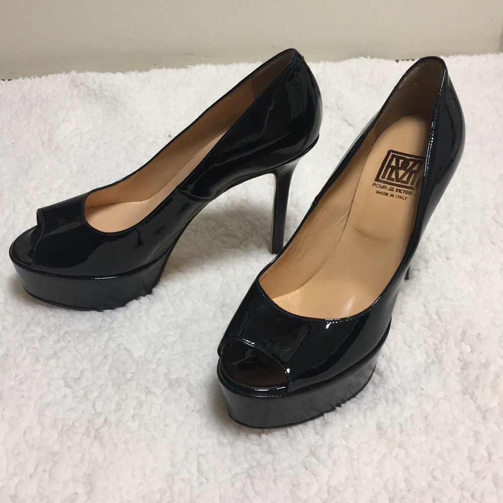 NWOT Open toed patent Pour La Victoire pumps